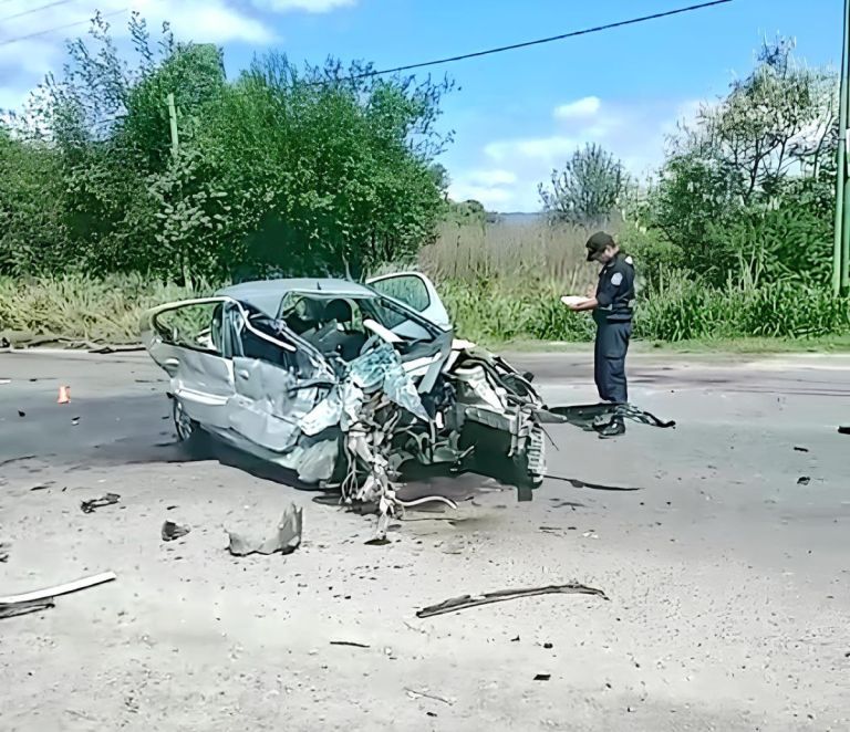 Terrible choque entre un colectivo de SAETA y un auto en zona sur: hay ...
