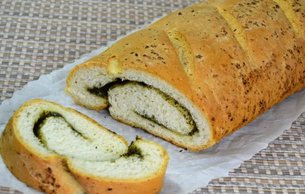 Aprendé a hacer este delicioso pan relleno con pesto: una receta ideal para la hora del mate