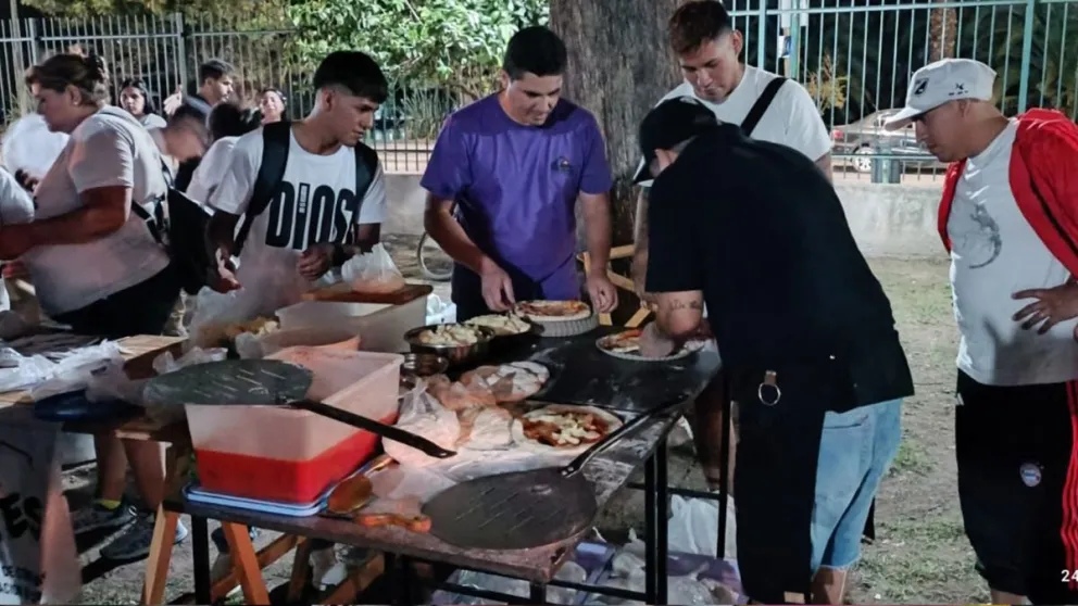 La cena navideña en el Parque San Martín para personas en situación de calle contó con una gran convocatoria