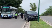 AHORA: Una camioneta impactó contra un auto y se estrelló contra un poste en avenida Arenales