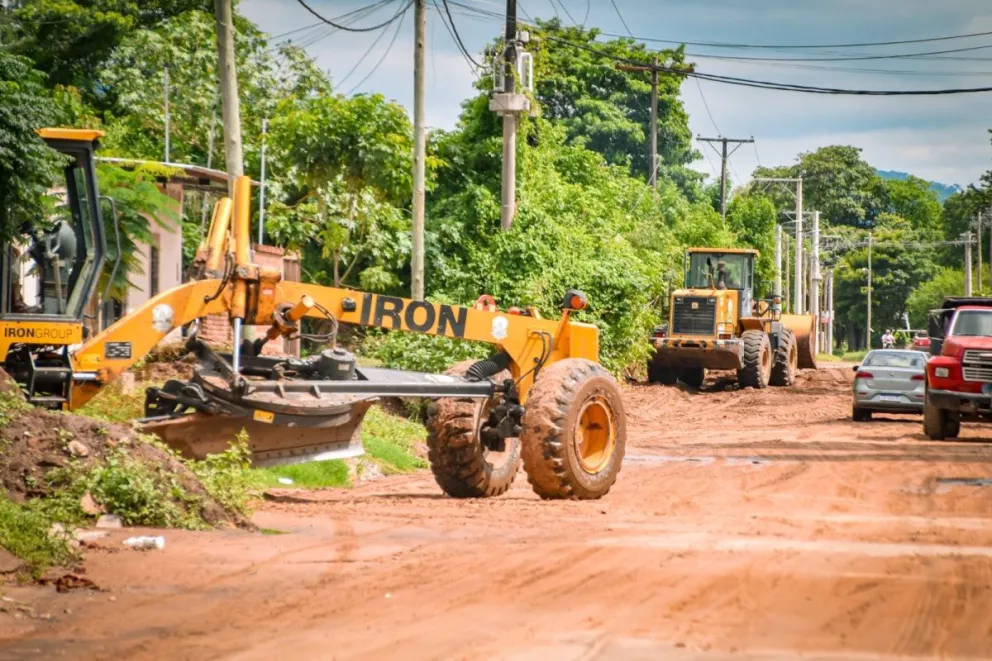 Se realizan trabajos de bacheo y nivelación de calles en Tartagal