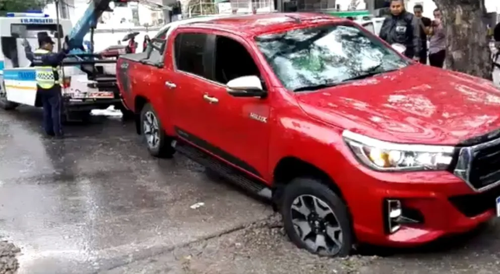 Una camioneta se incrustó en un bache en pleno centro salteño