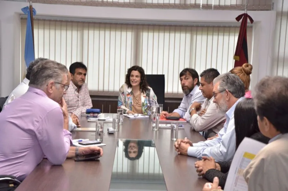 Cristina Fiore recibió a gremios docentes y se comprometió a llamar a paritarias a lo largo del 2024