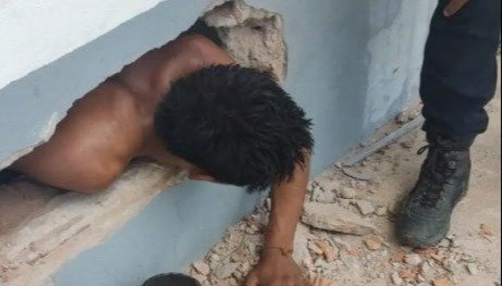 Insólito: intentó robar en las oficinas de Aguas del Norte y quedó atrapado en el boquete
