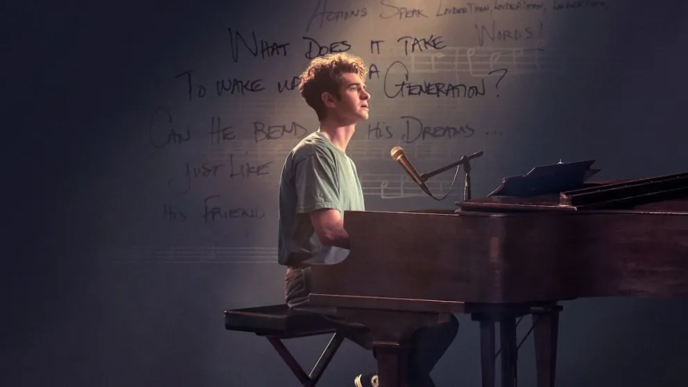 La espectacular película en Netflix que se ganó el corazón de la crítica: Andrew Garfield se destaca en este musical