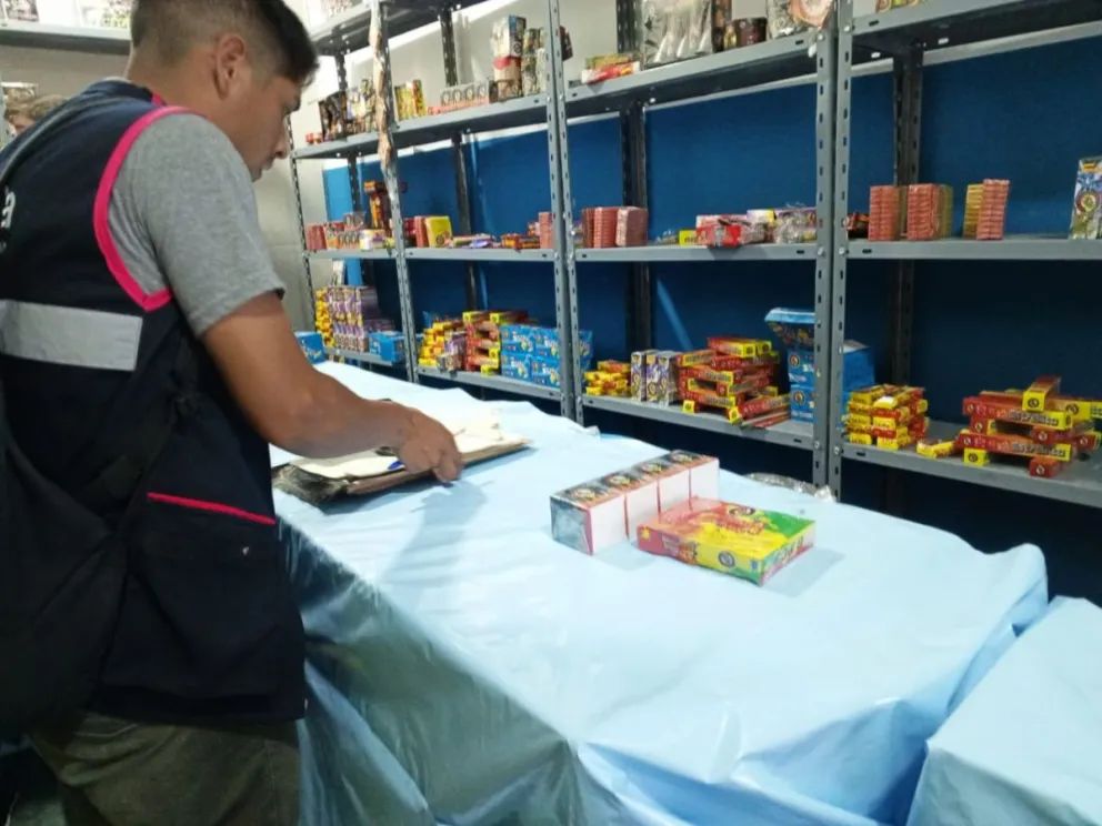 Clausuraron dos negocios por vender pirotecnia sonora en la zona oeste de la ciudad 