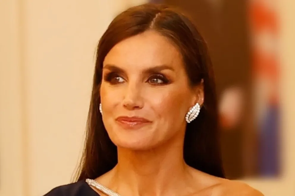 Copia a la reina Letizia y despide el año con el vestido que estiliza la figura