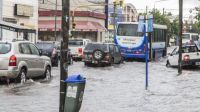 Fuerte temporal en la capital: Calles inundadas y vehículos arrastrados por la crecida