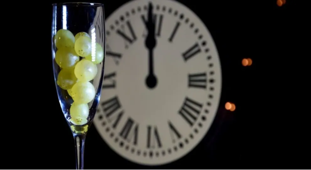 El significado del ritual de las 12 uvas en Año Nuevo: cómo realizarlo para atraer posperidad y buena suerte