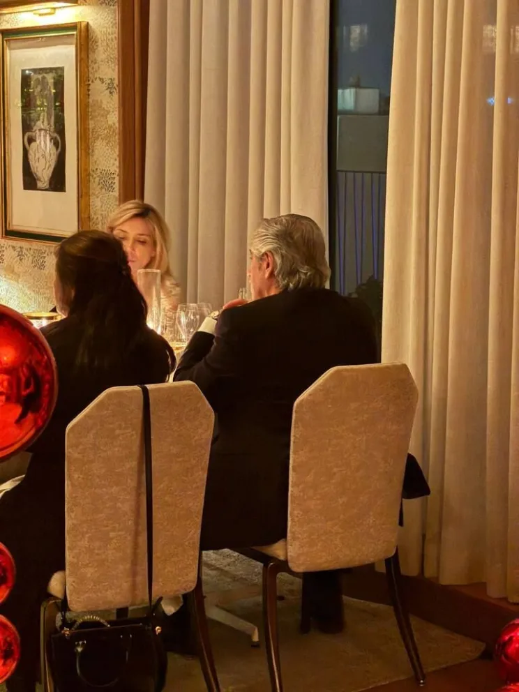 Polémico Año Nuevo de Alberto Fernández: brindis en un lujoso restaurante de Madrid