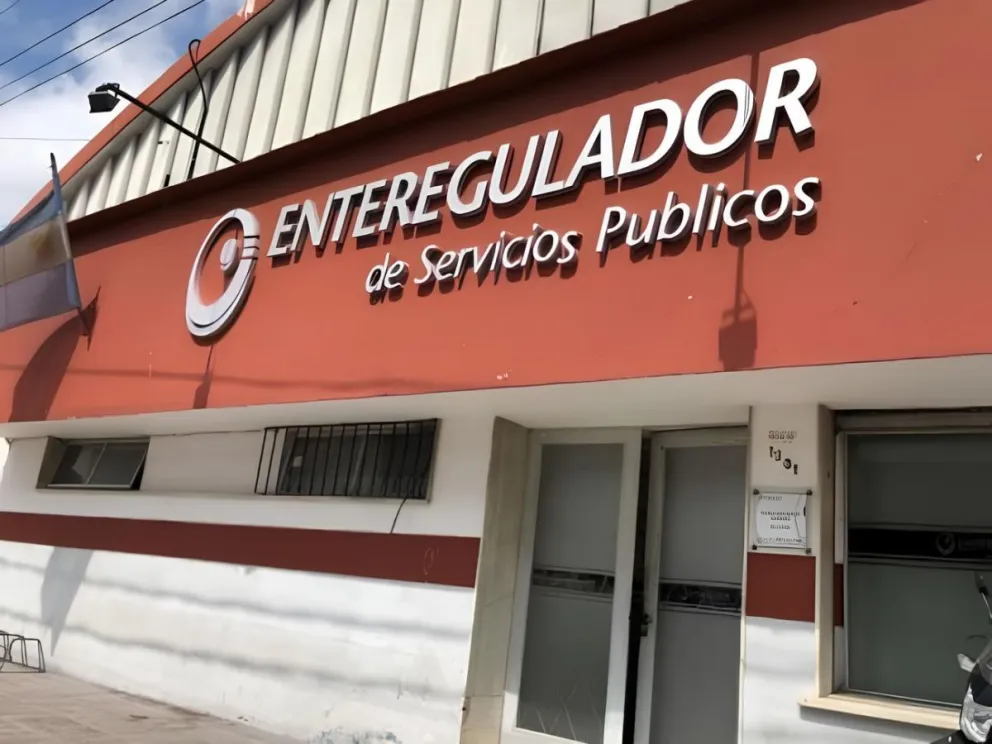Congelaron los salarios de directivos y las contrataciones del Ente Regulador