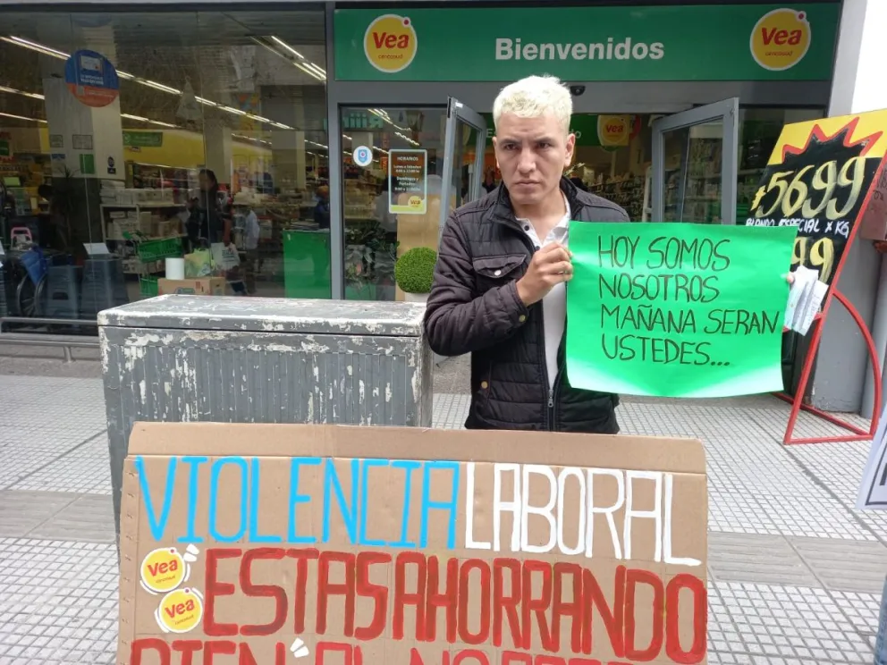 Trabajadores del Vea reclaman en el centro salteño por despidos injustificados sin indemnización