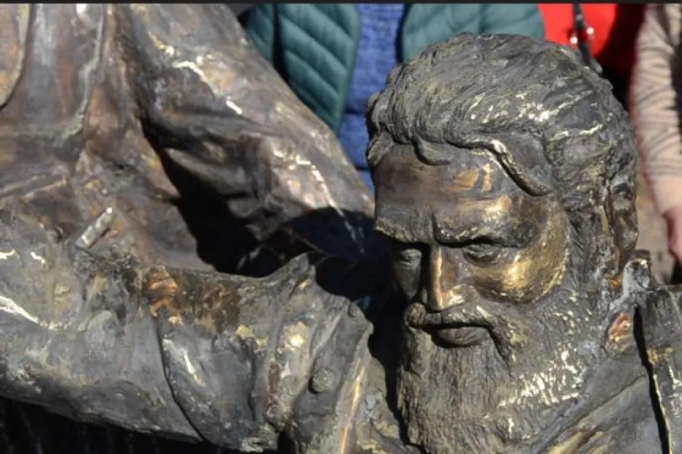 Tras el robo y vandalización, trasladaron el monumento al General Güemes de la Quebrada de la Horqueta