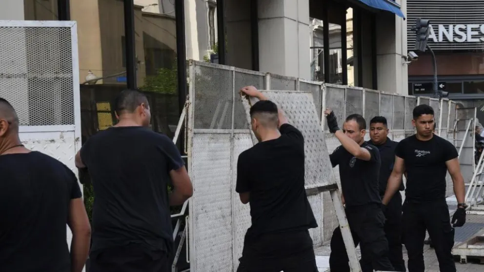 Por una protesta, vallaron la entrada del hotel donde se hospeda Javier Milei
