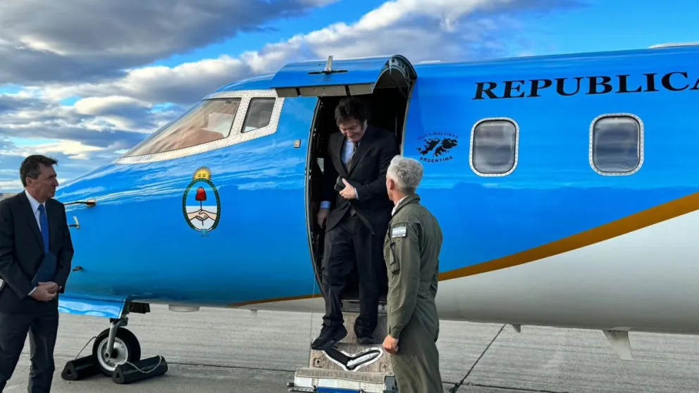 Javier Milei ya emprendió su viaje a la Antártida y llegó a Santa Cruz, donde se quedará esta noche