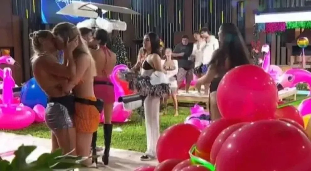 Así fue el momento más hot y apasionado entre Sabrina y Denisse en la fiesta de Gran Hermano: video