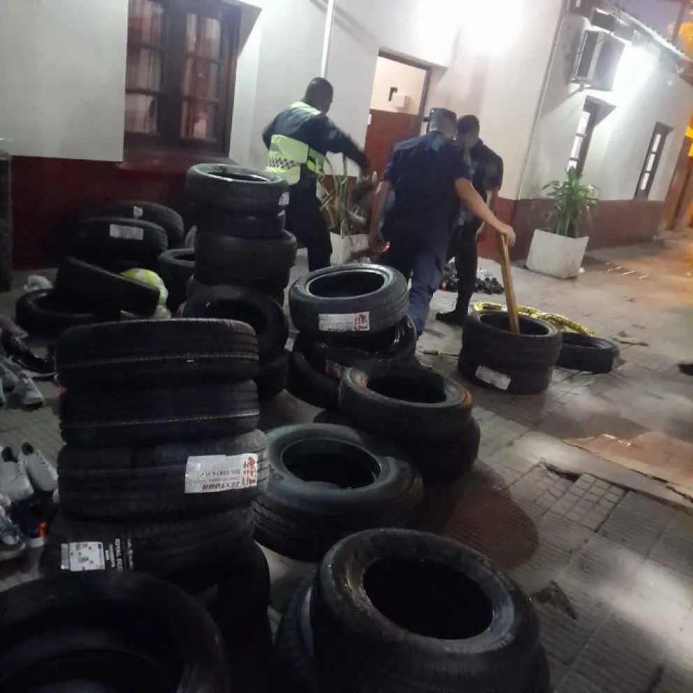 Incautaron un cargamento ilegal de cubiertas y calzados en Salta