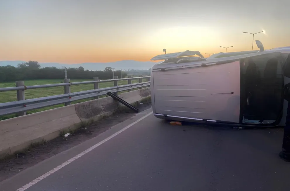 Una camioneta volcó en Circunvalación Oeste: tres personas heridas