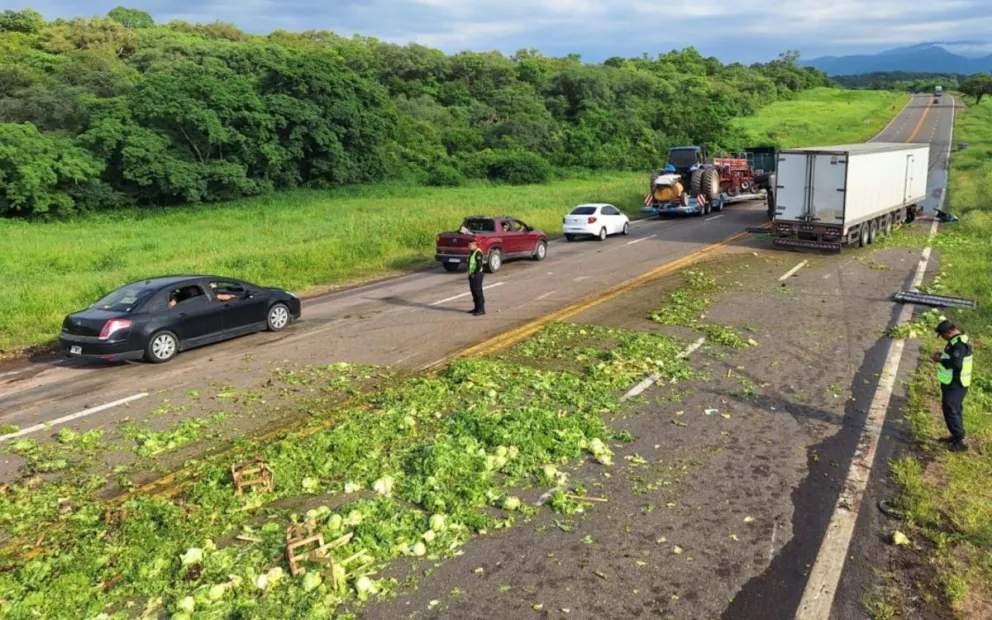 Tragedia en Metán: un motociclista murió tras el fuerte choque con dos camiones