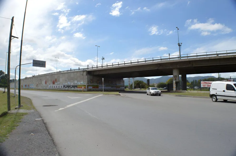 Fuerte choque en rotonda de Limache entre una camioneta y una moto 