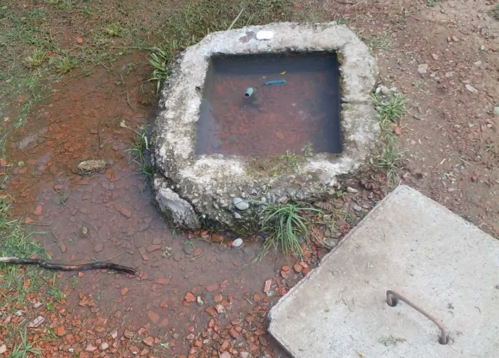 Placeros exigen respuestas a Aguas del Norte por pérdidas de agua en la Plaza Güemes
