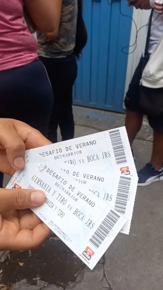Furor por las entradas: los hinchas de Gimnasia y Tiro coparon desde temprano las boleterías para el partido contra Boca