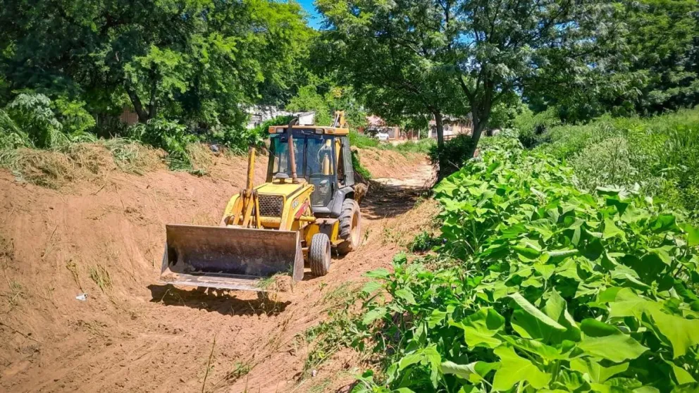 Tartagal lleva adelante la nivelación de calles y limpieza de canales en distintos barrios