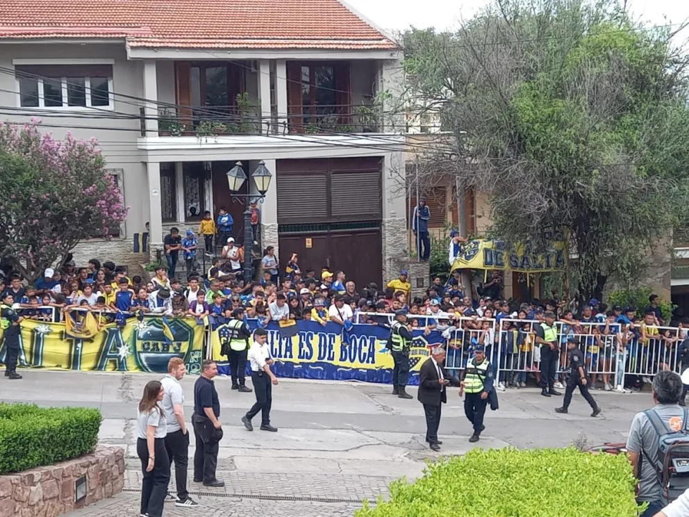 |VIDEO| Boca llegó a Salta: una multitud se concentró en las afueras del hotel para recibir al plantel