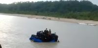 |VIDEO| Cayeron al Río Bermejo mientras transportaban neumáticos en un gomón