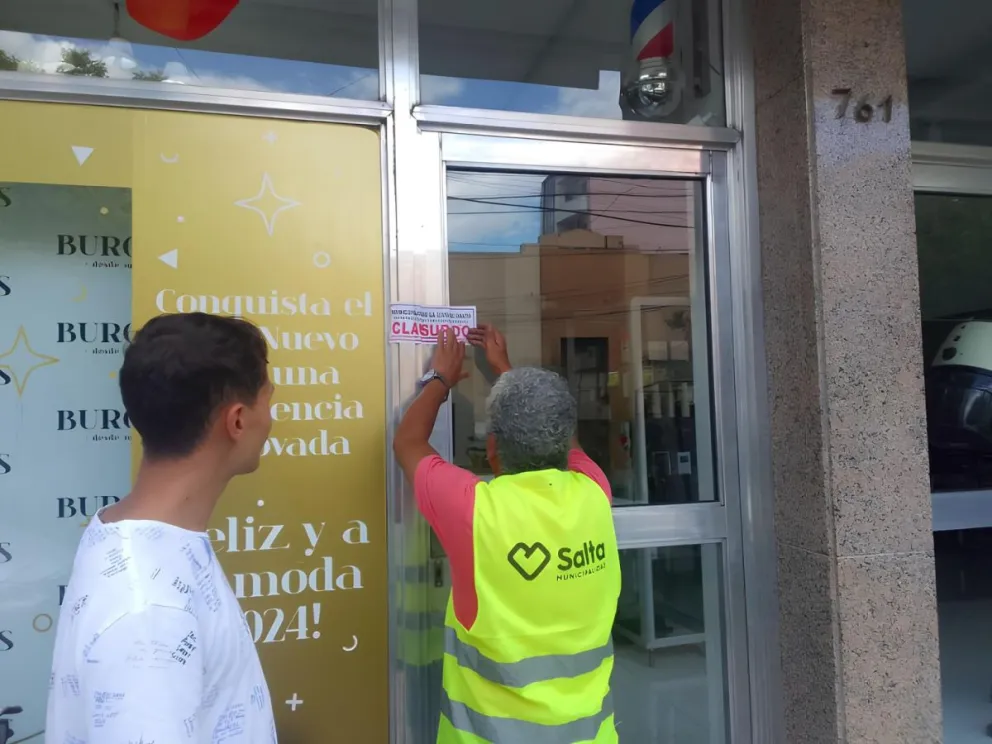 |Urgente| Desbarataron una fiesta clandestina en pleno centro salteño: había menores y venta de entradas