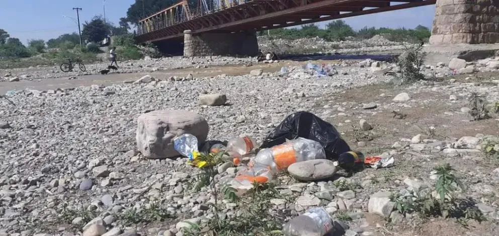 Alarmas por la cantidad de basura en el río Vaqueros: vecinos exigen acciones inmediata