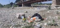 Alarmas por la cantidad de basura en el río Vaqueros: vecinos exigen acciones inmediata