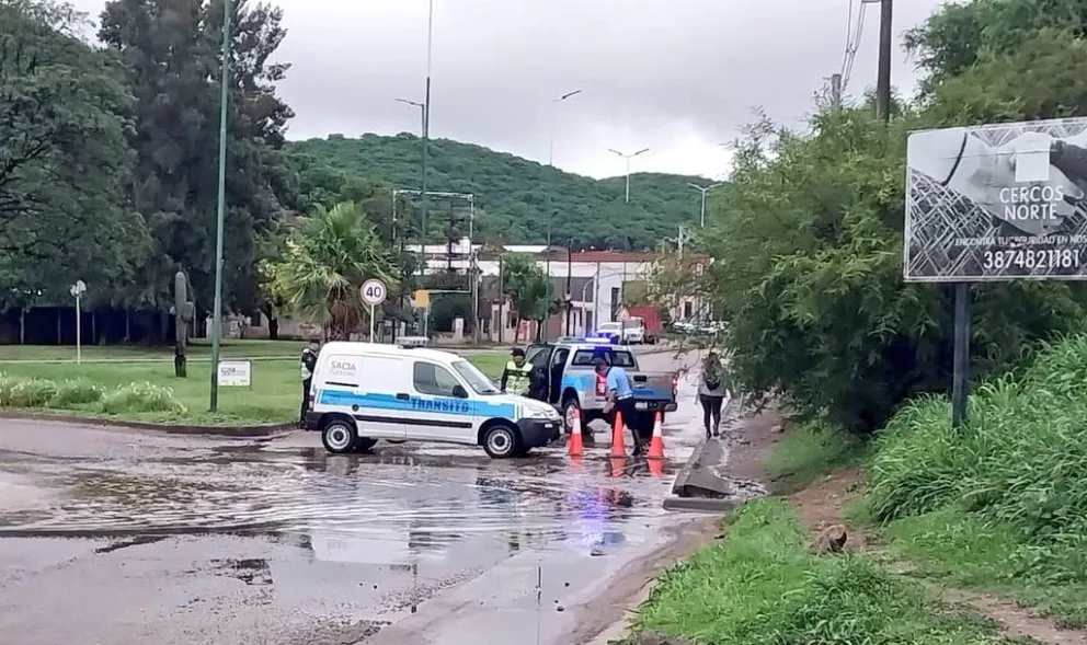 Último momento: cortaron el ingreso a Salta por derrumbes en el Cerro San Bernardo  