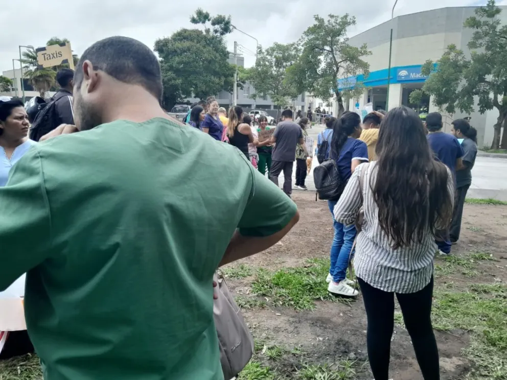 Contratados en pandemia se manifestaron en Casa de Gobierno: les redujeron las horas de trabajo y cobrarán sólo $150.000