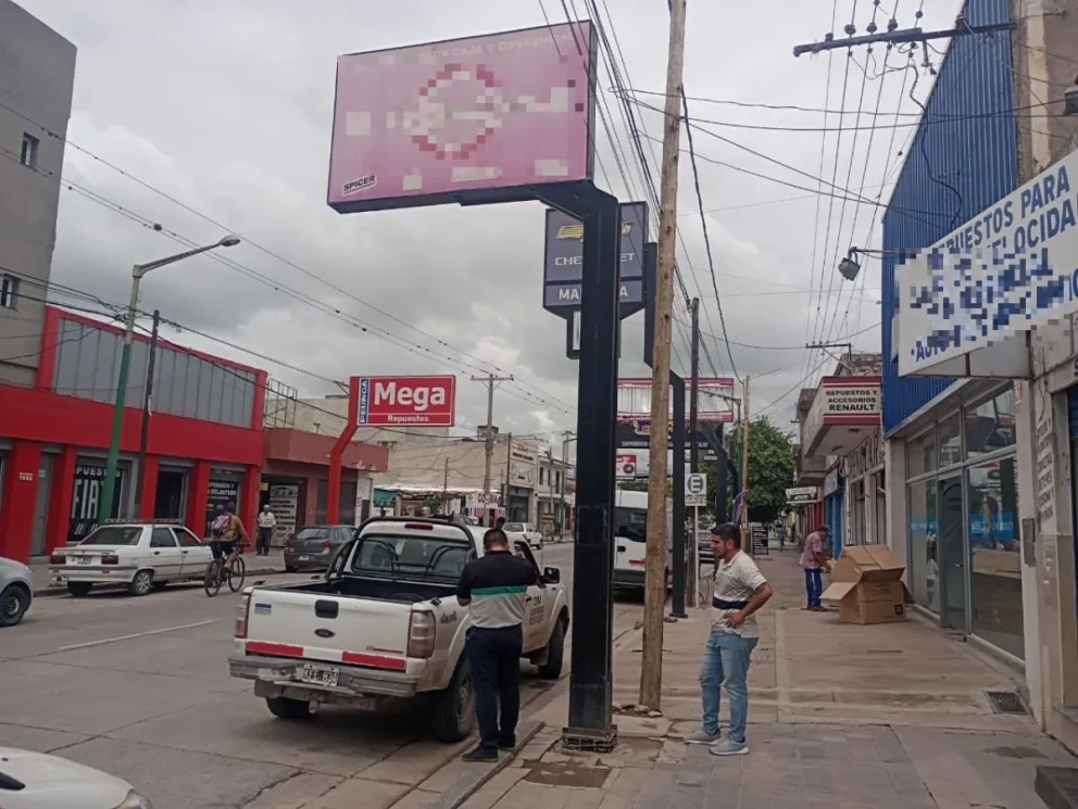 Multaron a cinco comercios salteños por tener carteles en mal estado a punto de caer