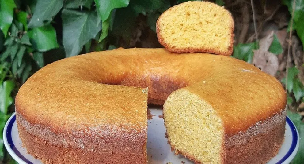 La receta ideal para acompañar el mate en la tarde: la más suave y esponjosa torta de polenta 