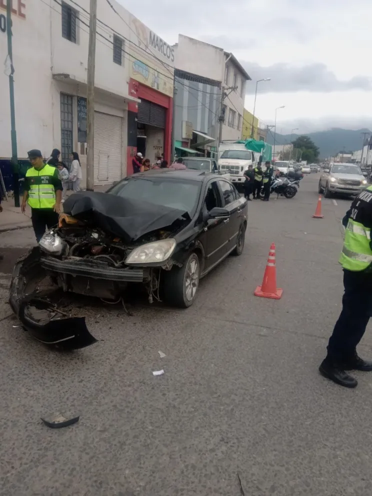 Choque en Cofruthos: un trabajador estacionó en doble fila y fue embestido por un conductor ebrio