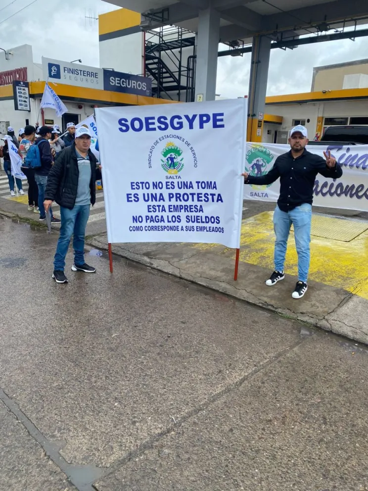 Gremio de estacioneros salteños reclaman que en una GNC los empleados cobran la mitad de su sueldo