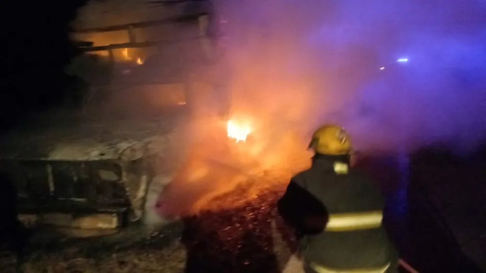 Pánico en la ruta 50: bomberos tuvieron que actuar sobre el incendio de un camión acoplado