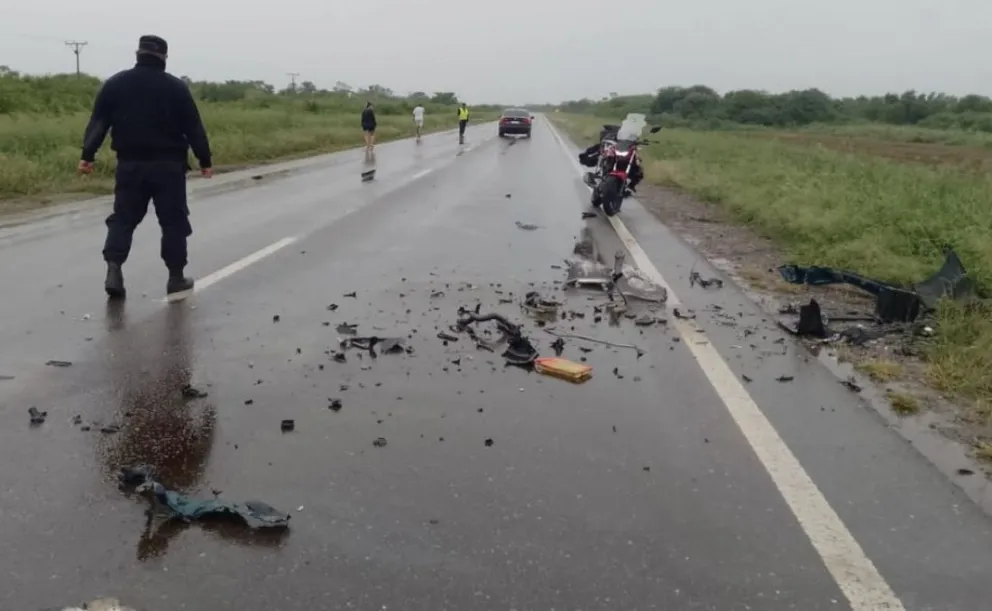 Una mujer murió tras un fuerte choque entre una moto y un auto en la Ruta 16