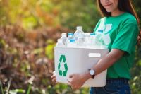 Una creativa manera de reciclaje: botellas de plástico convertidas en envases para tus alimentos 