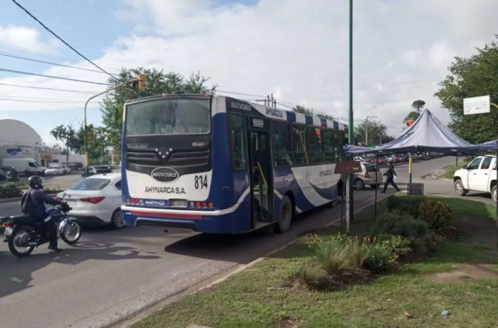 Un siniestro vial protagonizado por un colectivo de SAETA generó caos en el tránsito de zona sur
