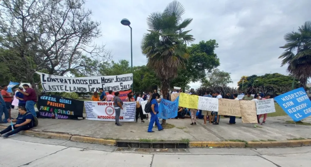 Contratados de Salud de toda la Provincia protestaron por el recorte de horas: "Vamos a cobrar menos de $80.000"