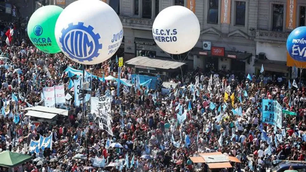 En medio de la ola de despidos, sube la presión a la CGT para que convoque a un paro general