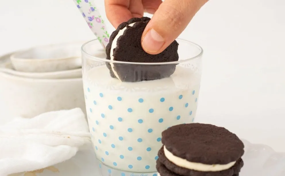 Las increíbles galletas de chocolate con relleno de crema: una receta fácil y más baratas que las del supermercado