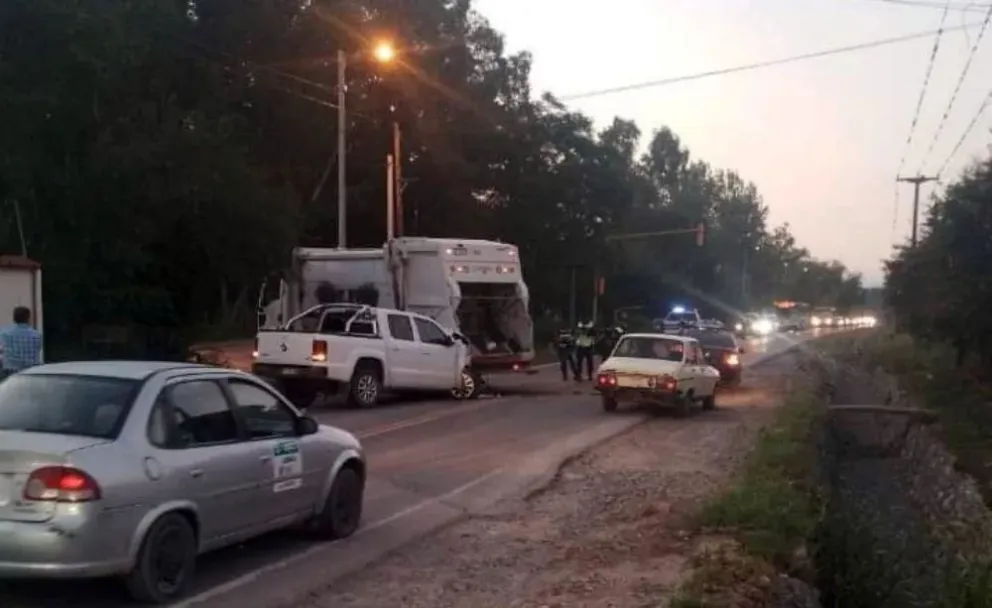 Fuerte siniestro vial en La Merced: un camión de residuos chocó contra una camioneta