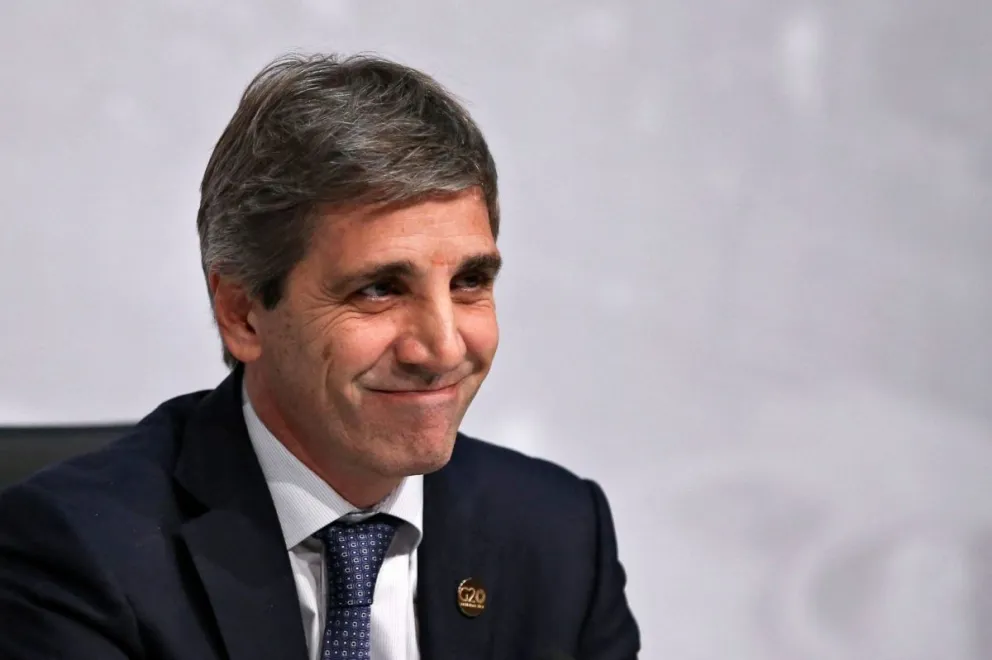 Luis Caputo apuntó contra las ofertas 2x1 y celebró las promociones en los supermercados 