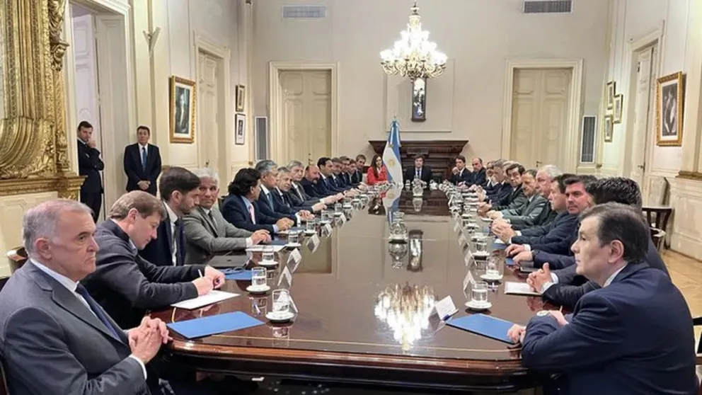 Gobernadores esperan negociar la coparticipación con Javier Milei para destrabar la Ley Ómnibus