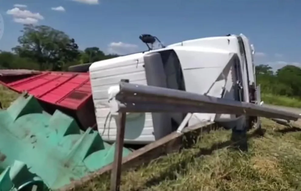 Siniestro vial en General Mosconi: un camión aguatero volcó en plena ruta 34
