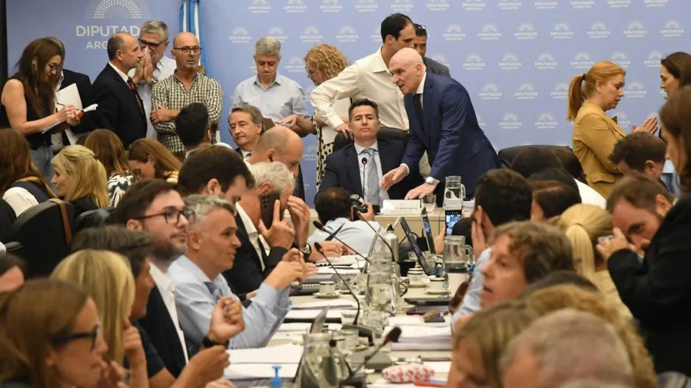 Siguen complicadas las negociaciones: el Gobierno pospuso la sesión para tratar la Ley Ómnibus 